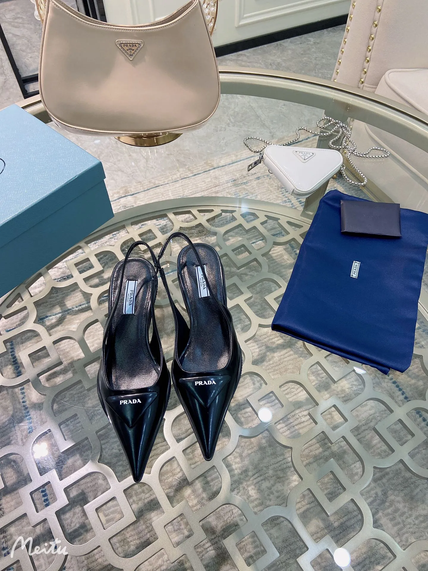 ✨Ex-factory price p480✨ Women's shoes, women's clothing ✨Ex-factory price pRADA ²⁰²¹𝐬𝐬Prada's new spring and summer products are coming with strength! ❣️The same style sandals as popular superstar Jin Chen, a fashionable and versatile nice item. The original shoes are developed and purchased from Italian counters. They are reproduced 1:1 according to the original taste. This year’s theme is not to be defined, embodying texture through simplicity💛From thick-soled sneakers to sawtooth short boots to 2021 kitten heels, everything reveals a sure-fire momentum... Combining gentleness and handsomeness, kitten heels are the finishing touch for little women❤️ Top-notch open-edge beaded cowhide with original 3D printing, triangle logo consistent with the original, wear-resistant t✨factory price PU outsole, goat leather lining, breathable and comfortable ads midsole. ⚛Heel height 3.0cm. ⚛Size: 34-39 (customized in 40 pieces) ⚛Original packaging accessories. ⚛Triangle deduction